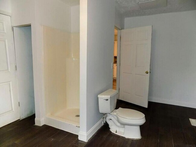 Building Photo - 4 Bedroom 1 bath