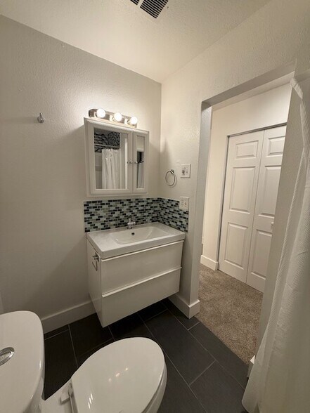 bedroom 2 private bathroom - 6555 SW Terri Ct