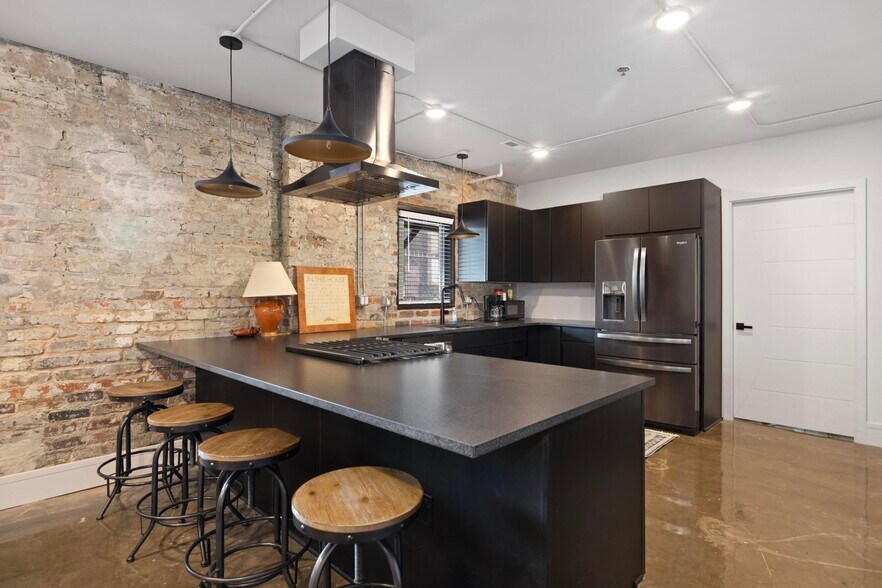 Building Photo - 18 Bank St