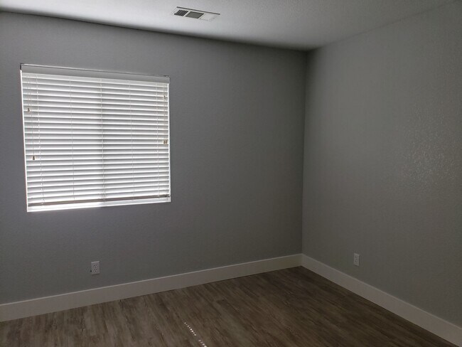 Building Photo - 586 Springer Dr