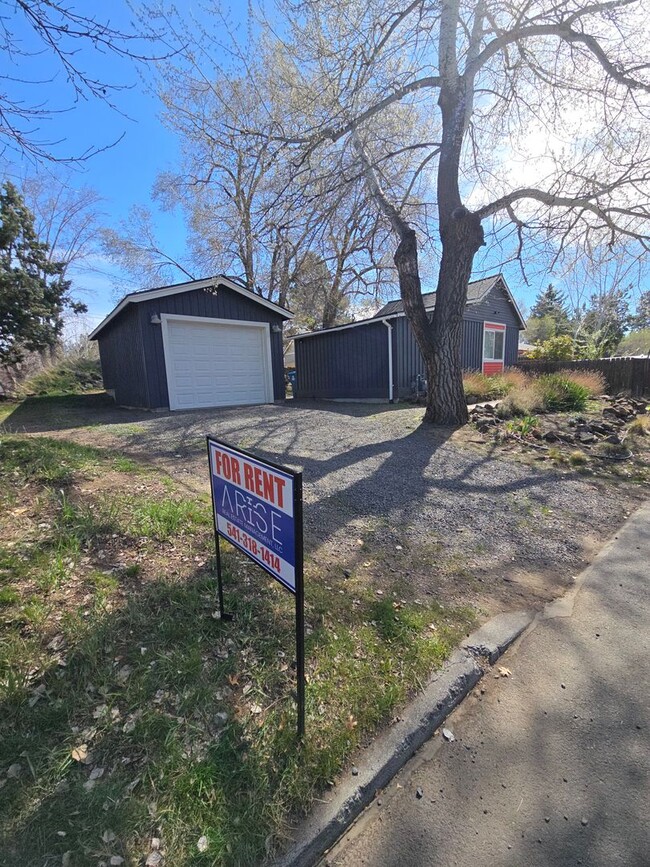 Building Photo - ?PRICE DROP? $300 off 1st months rent?Private & Super Cute 1BR – Prime Bend Location Near Food Carts