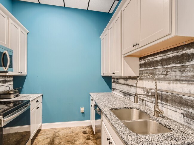 Building Photo - 6971 Sunnywood Dr