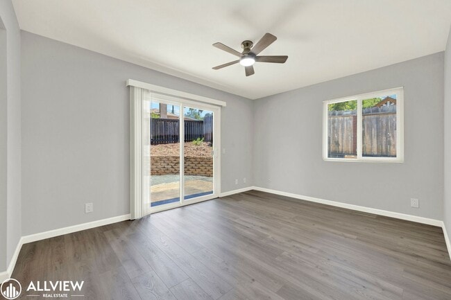 Building Photo - Newly Remodeled 4-Bedroom Gem with Spaciou...