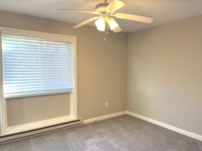 Building Photo - 585 Park Rd