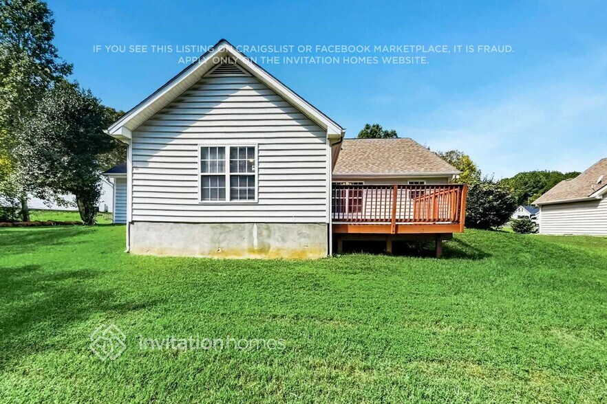 Building Photo - 2420 Laura Dr