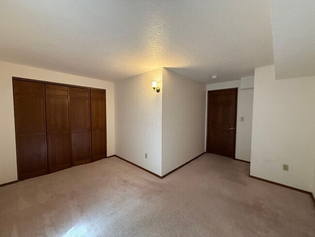 Building Photo - 3 Bed 2.5 Bath in the Heart of Bellevue