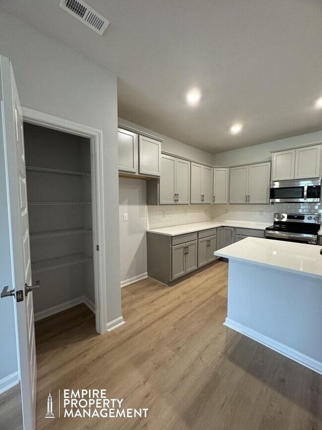 Building Photo - Move In Special: 1/2 Off 1st Month's Rent!!