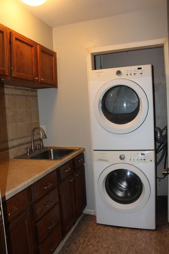 Building Photo - All Appliances!