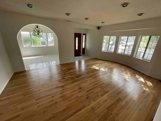 Building Photo - CENTRALLY LOCATED HOME IN BEVERLYWOOD!