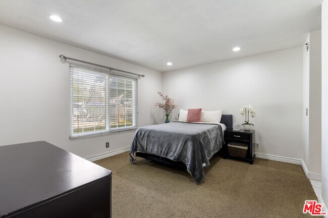 Building Photo - 3863 Thorncroft Ln