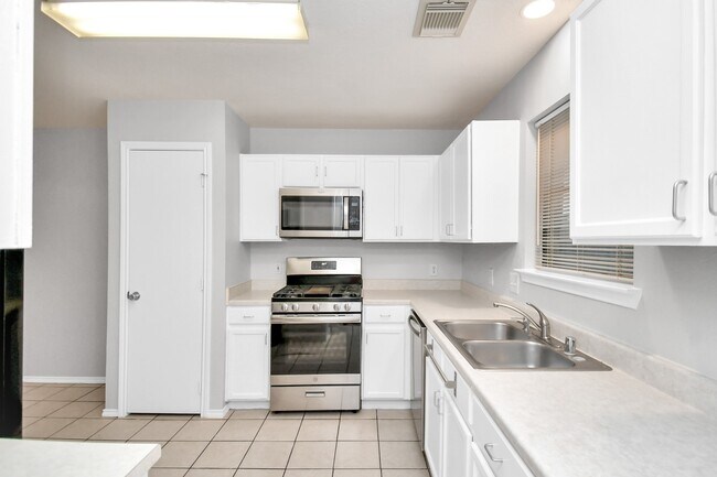 Building Photo - 3919 Rolling Springs Ln