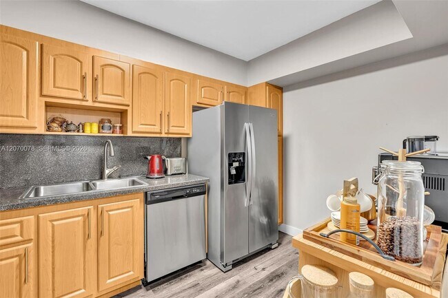Building Photo - 3375 N Country Club Dr