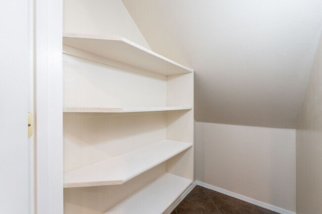 Building Photo - Pending/ Rented - Bright, Spacious Riversi...