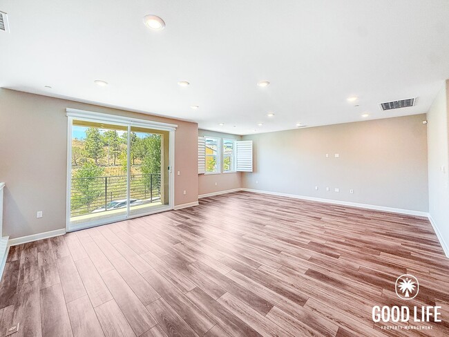 Building Photo - 2BD/2BA home in Mira Mesa with Private Balcony, Pool & 2-Car Garage