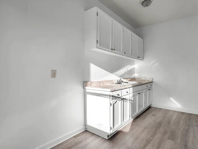 Building Photo - 1628 W 45th St