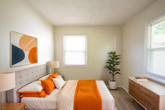Building Photo - "Charming 2-Bed Duplex Retreat in Indianapolis - Cozy 728 Sq Ft Gem!"