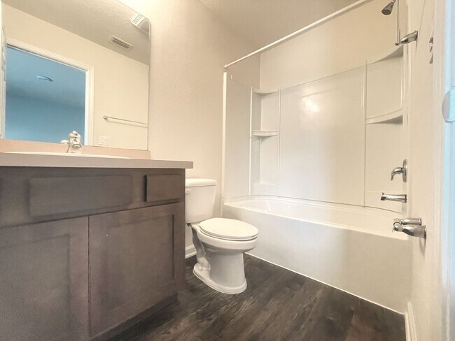 Building Photo - Inviting Townhouse
