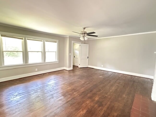 Building Photo - 505 E 5th St