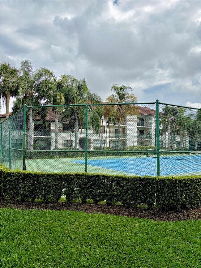 Building Photo - 650 S Park Rd