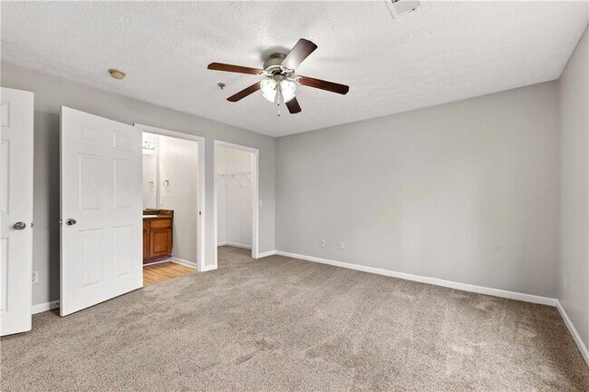 Building Photo - 2104 Fairington Club Dr