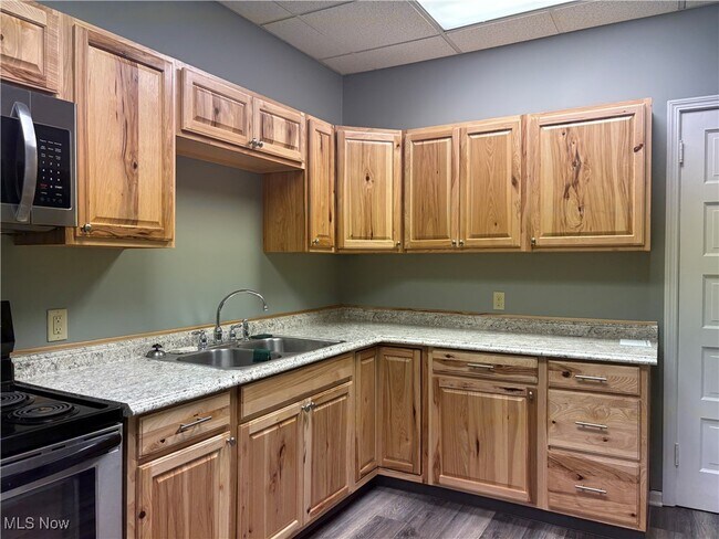 Building Photo - 158 N Broadway St