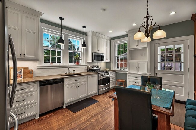 Building Photo - Move In Ready! 5 bedroom 3.5 bath near Was...