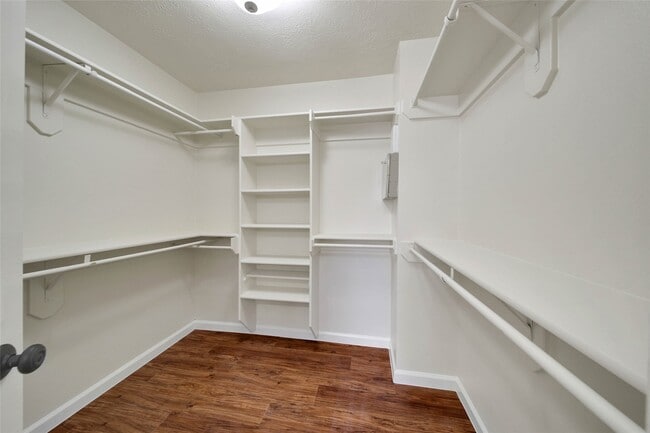 Building Photo - 1427 Redwood Village Cir