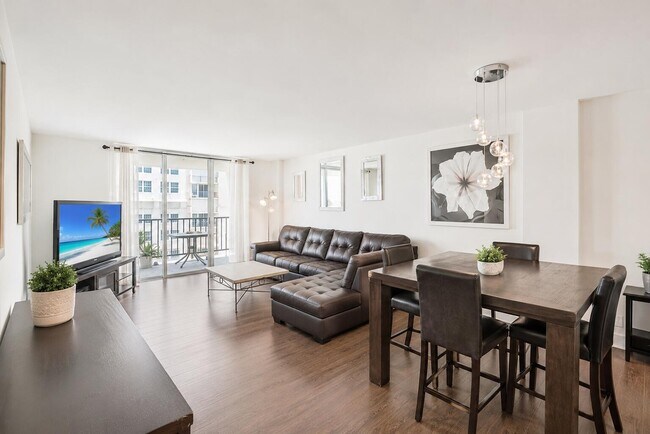 Building Photo - 1147 Hillsboro Mile