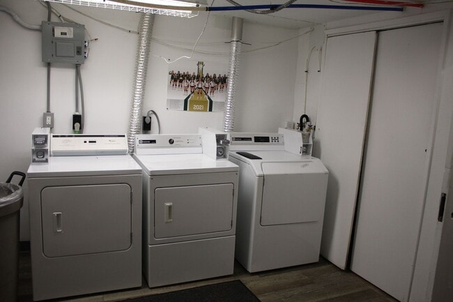 Building Photo - Furnished Short Term or Extended Stay Corporate Vacation Apartment