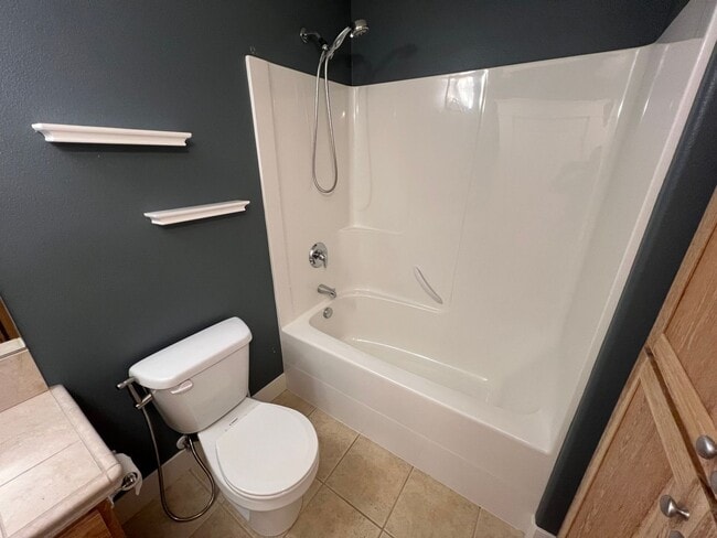 Building Photo - Large Three Bedroom Home in West Salem wit...