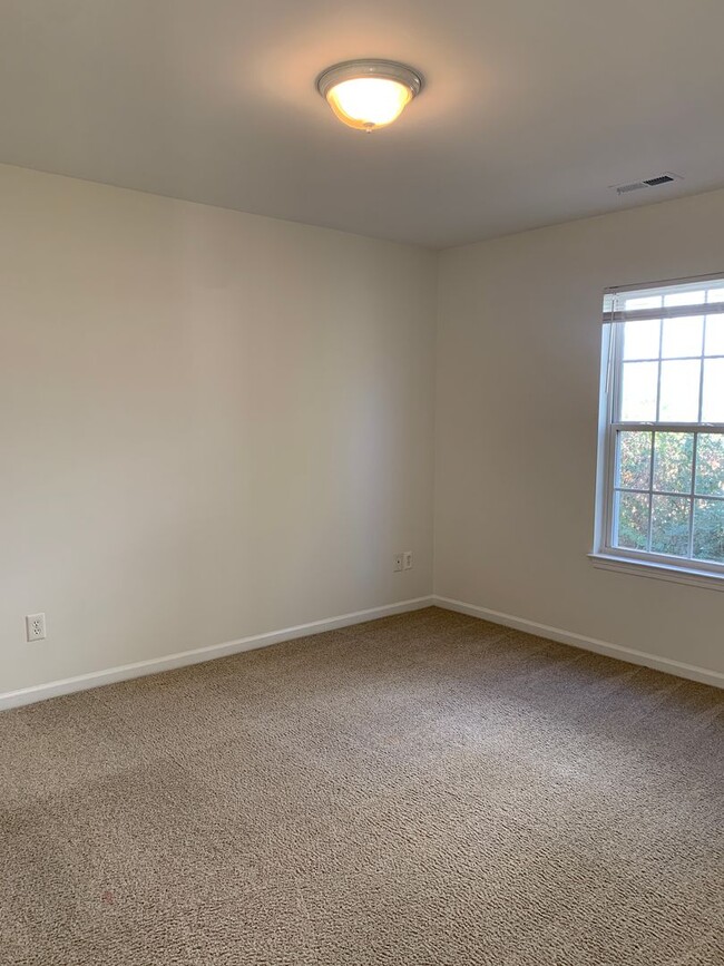 Building Photo - 1/2 OFF FIRST MONTHS RENT! 3 Bedroom 2 Bat...