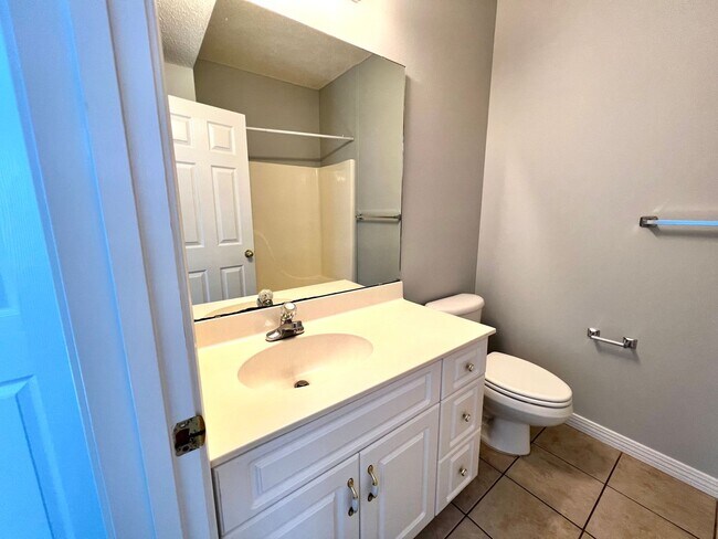 Building Photo - Charming Unit Close to the Pool!