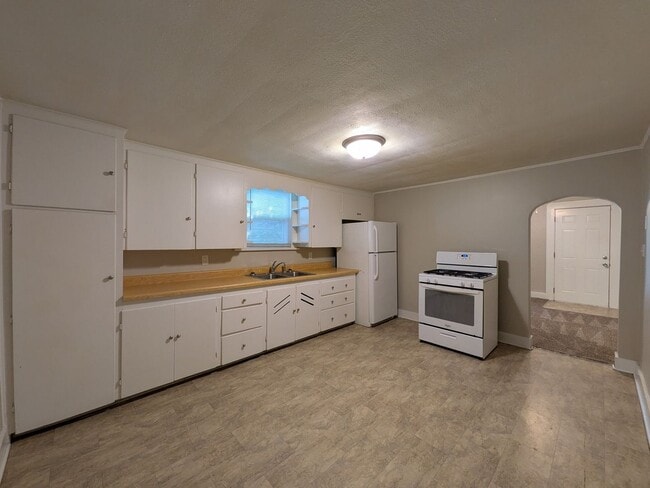 Building Photo - 3 Bedroom Home with detached garage and partially fenced yard, pet friendly!