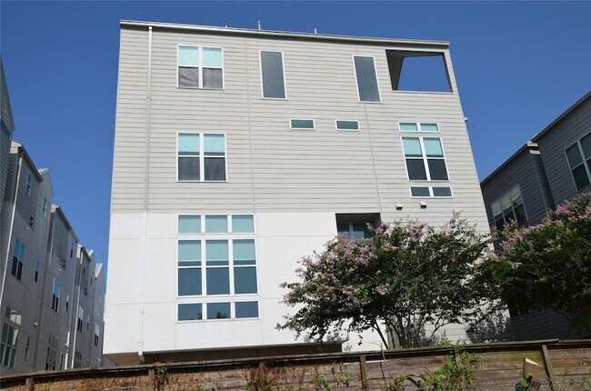 Building Photo - 5915 E Post Oak Ln