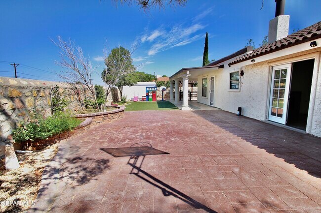 Building Photo - 901 Tepic Dr