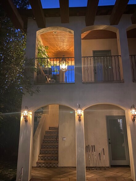 2nd Floor ADU with private entrance - 10563 Cushdon Ave
