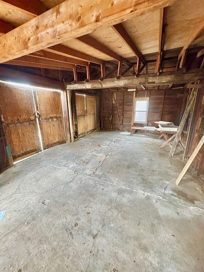 Building Photo - THREE BEDROOM IN WEST BETHLHEM