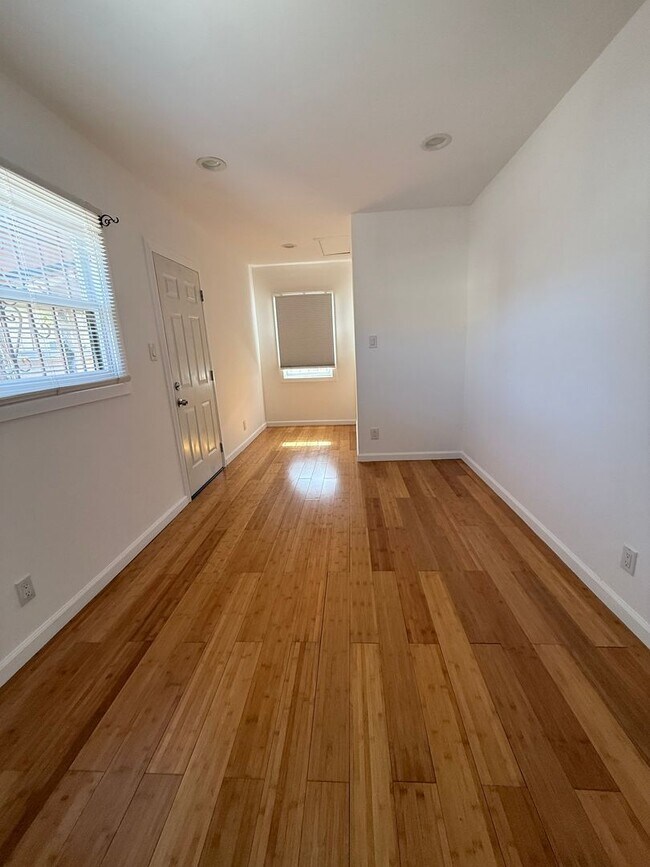 Building Photo - 6028 Eleanor Ave