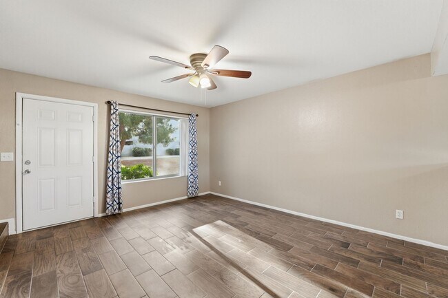 Building Photo - Beautifully maintained 3-bedroom, 2.5-bath Condo in the heart of Phoenix!