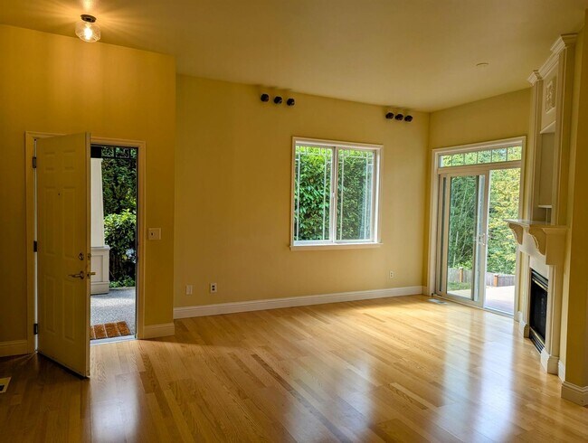 Building Photo - Modern 2-Bed, 2-Bath Condo in Klahanie – E...