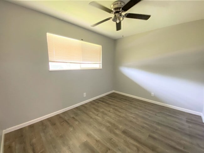 Building Photo - 817 E Bellevue Rd