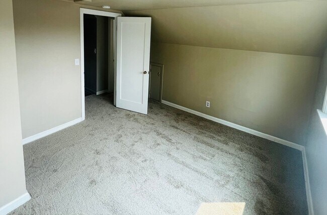 Building Photo - 4 bed / 1 1/2 bath home midtown!