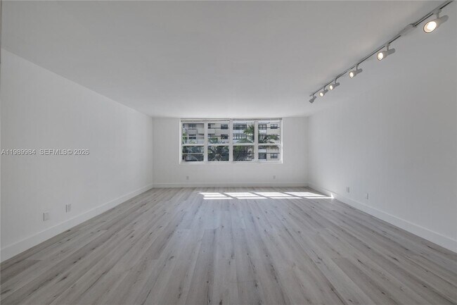 Building Photo - 100 Lincoln Rd