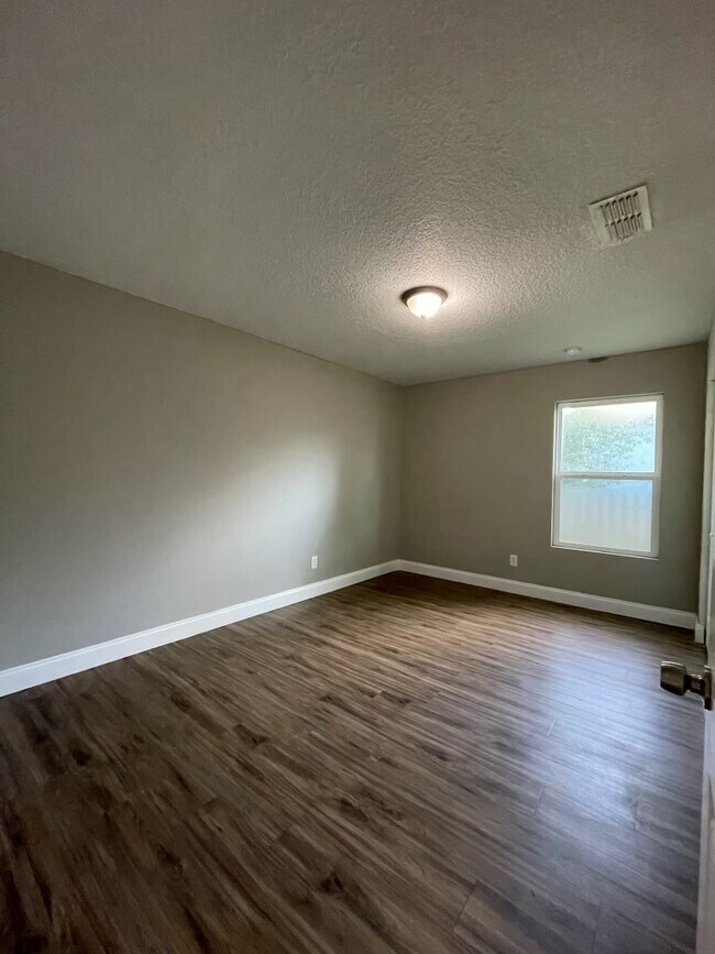 Building Photo - 6977 Lenox Ave