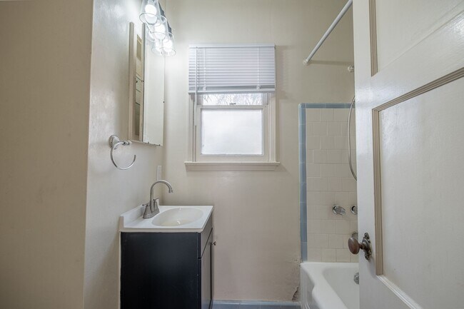 Building Photo - 1506 S Catalina Ave