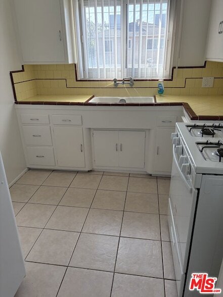 Building Photo - 818 E Nutwood St