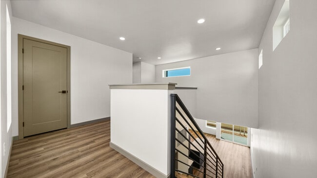 Building Photo - 367 Toms Cyn Dr