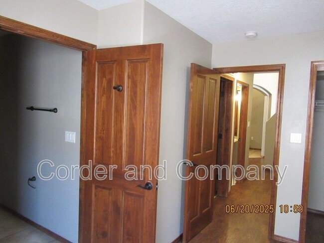 Building Photo - 819 Tumulus Dr NW