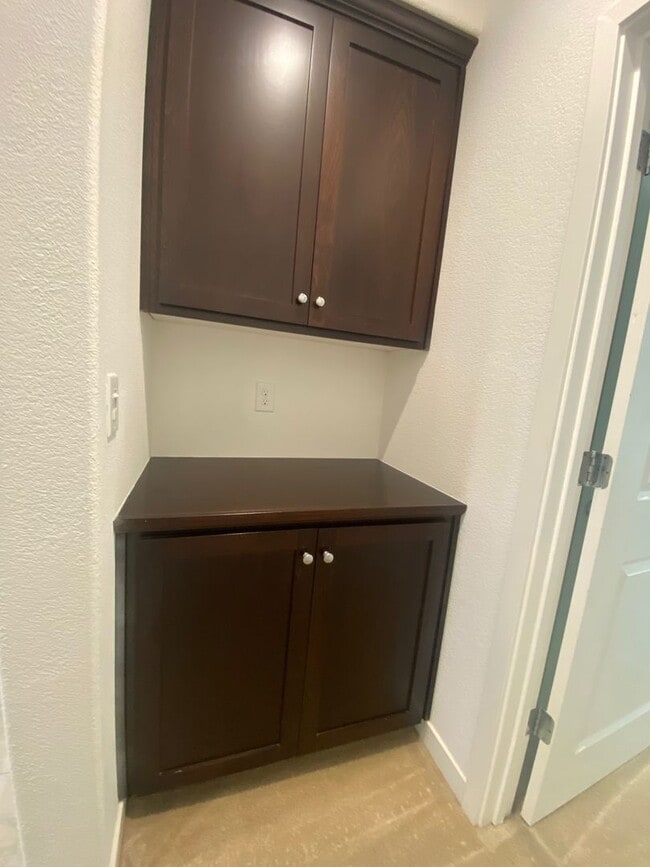 Building Photo - AVAILABLE BY 6/19/26. 4 BED, 2.5 BATHS, 1763 SQ FT STAINLESS STEEL APPLIANCES INCLUDED