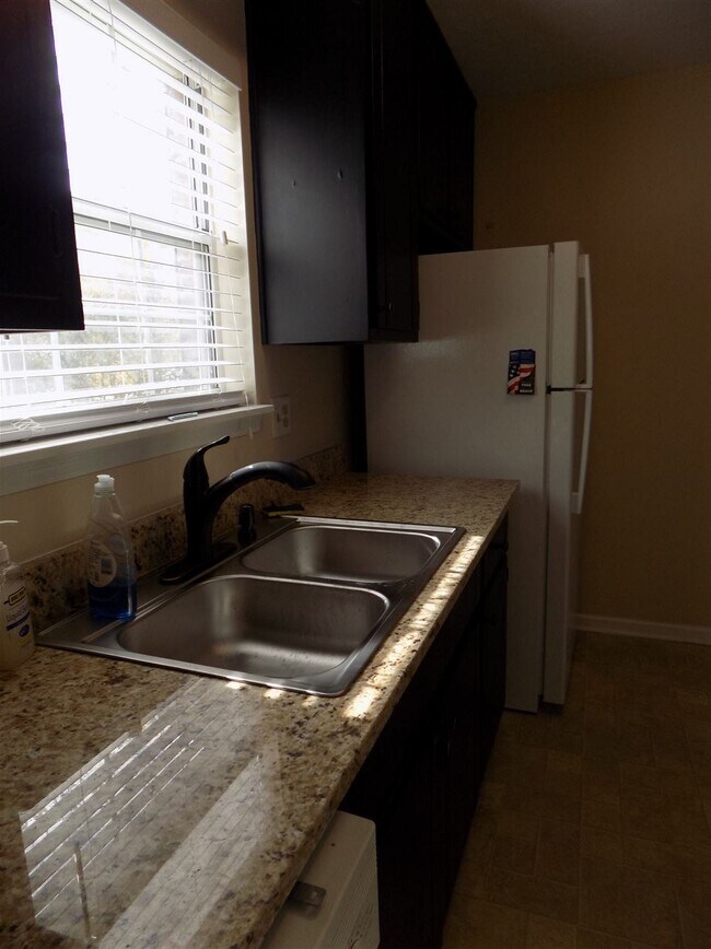 Building Photo - 806 Jamestown Ct